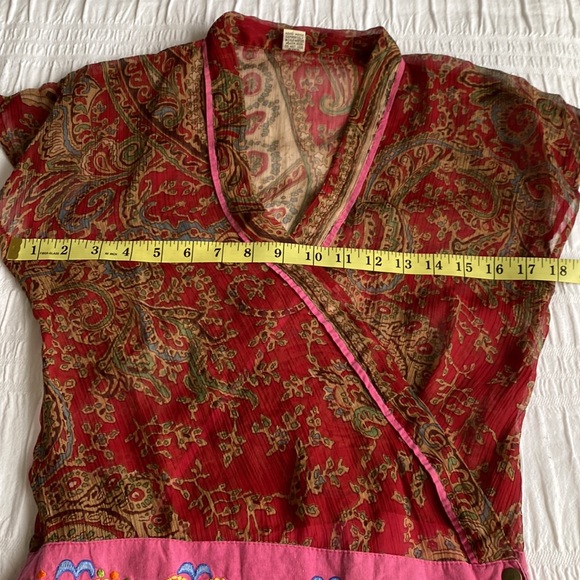 Made in Nepal wrap around wine paisley short sleeved blouse. Ties inside… - Picture 13 of 17